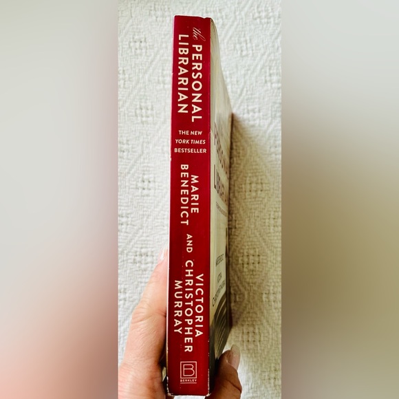 🔥4 for $20🔥📕💛 The Personal Librarian by Marie Benedict💛📕 - Picture 3 of 6